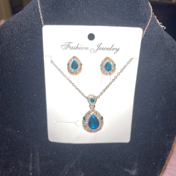 Hollowed Out Floral Pattern Waterdrop Green Necklace And Earrings Gold Tone (1) - Picture 2 of 4